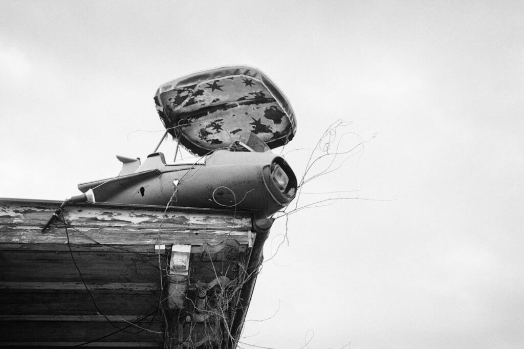 Positif et étrange - vaisseau spatial sur un toit !
