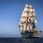 Le navire-école de la marine italienne, l'Amerigo Vespucci, toutes voiles dehors en pleine mer.
