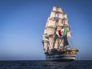 Le navire-école de la marine italienne, l'Amerigo Vespucci, toutes voiles dehors en pleine mer.