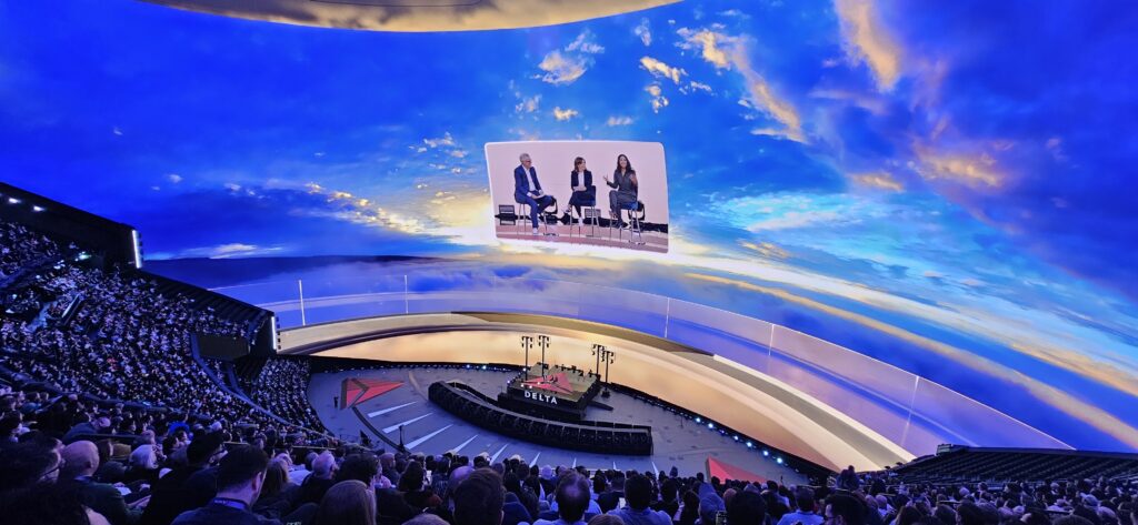 La futurologue Sinead Bovell, à droite, prédit face au CEO de Delta l’émergence d’avions organiques capables d’auto-régénération.