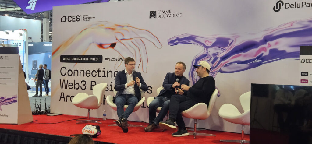 Fabien Aufrechter (à gauche), vice-président de Vivendi, à un débat sur le web3, la nouvelle génération décentralisée d’internet