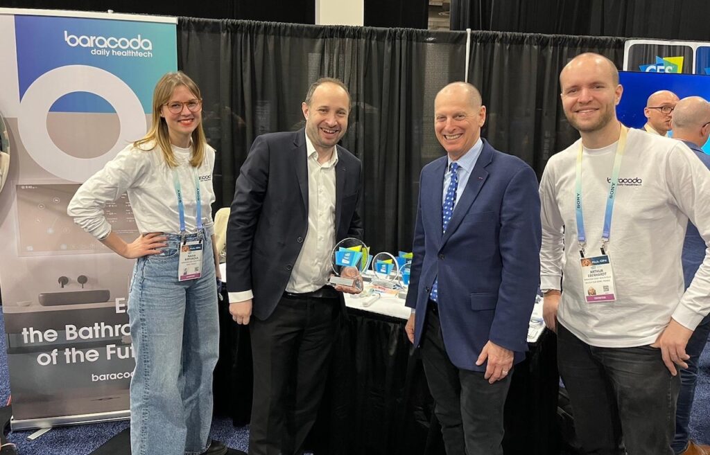 Thomas Serval reçoit le Prix de l’innovation des mains de Gary Shapiro, l’emblématique patron du CES, lors de l’édition 2024.