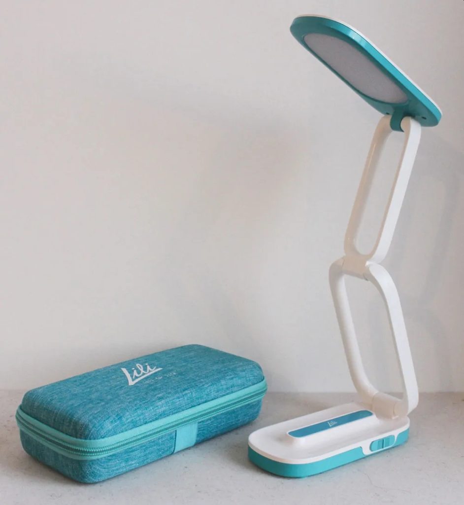 À partir d’une découverte scientifique sur la stroboscopie, Lili for Life a inventé la première lampe destinée aux personnes dyslexiques.