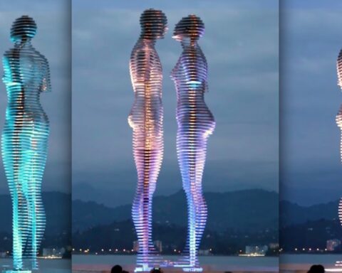 Sculpture Ali et Nino réalisée par l'artiste géorgienne Tamara Kvesitadze.