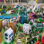 Quartiers de Fribourg imaginés et assemblés sous la forme d'une maquette par les élèves des niveaux 3 à 6 Harmos (2022)