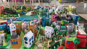 Quartiers de Fribourg imaginés et assemblés sous la forme d'une maquette par les élèves des niveaux 3 à 6 Harmos (2022)