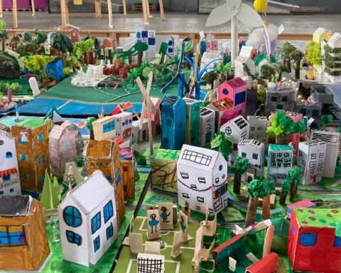 Quartiers de Fribourg imaginés et assemblés sous la forme d'une maquette par les élèves des niveaux 3 à 6 Harmos (2022)