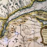 Carte du Cours du fleuve Saint-Laurent, 1757, dessinée à la main, illustrant la région du Bas-Saint-Laurent. Elle montre les rivières, les lacs et la topographie des rives nord et sud.