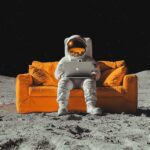 photo d'un astronaute avec un ordinateur portable, assis sur un canapé sur la lune