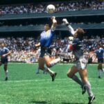 La « Main de Dieu » fait référence à l'expression utilisée par Diego Maradona pour qualifier son but marqué volontairement avec la main, contre l'Angleterre (score final 2-1 pour l'Argentine) lors du quart de finale de la Coupe du monde 1986
