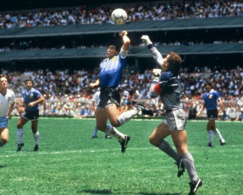 La « Main de Dieu » fait référence à l'expression utilisée par Diego Maradona pour qualifier son but marqué volontairement avec la main, contre l'Angleterre (score final 2-1 pour l'Argentine) lors du quart de finale de la Coupe du monde 1986