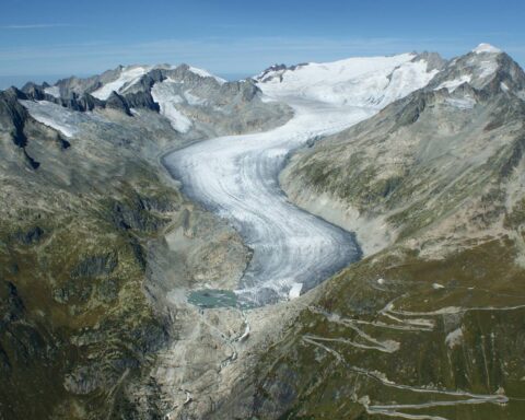 Vue aérienne du glacier du Rhône
