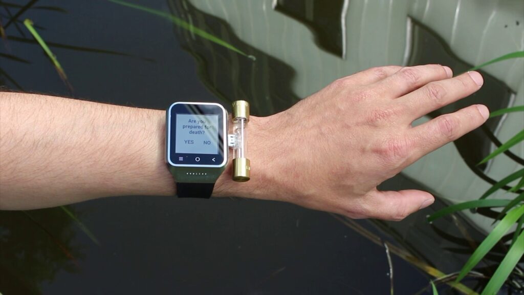 Avant-bras gauche d'une personne avec une montre mentionnant si la personne est prête à mourir ou pas.