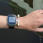 Avant-bras gauche d'une personne avec une montre mentionnant si la personne est prête à mourir ou pas.