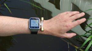 Avant-bras gauche d'une personne avec une montre mentionnant si la personne est prête à mourir ou pas.