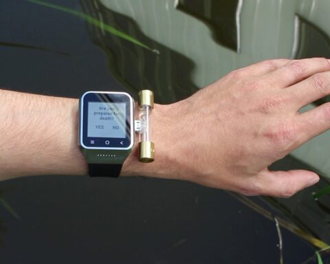 Avant-bras gauche d'une personne avec une montre mentionnant si la personne est prête à mourir ou pas.