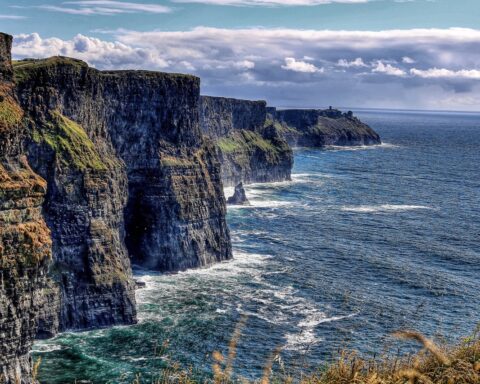 Camaïeux de bleus, de verts et de roche battue par les vents et la mer… Les falaises irlandaises font partie des plus belles démonstrations de la puissance de la nature sauvage.
