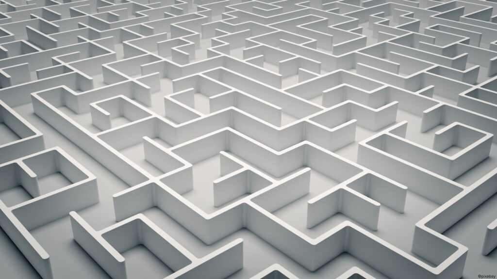 Image d'un labyrinthe blanc en perspective vu de haut.