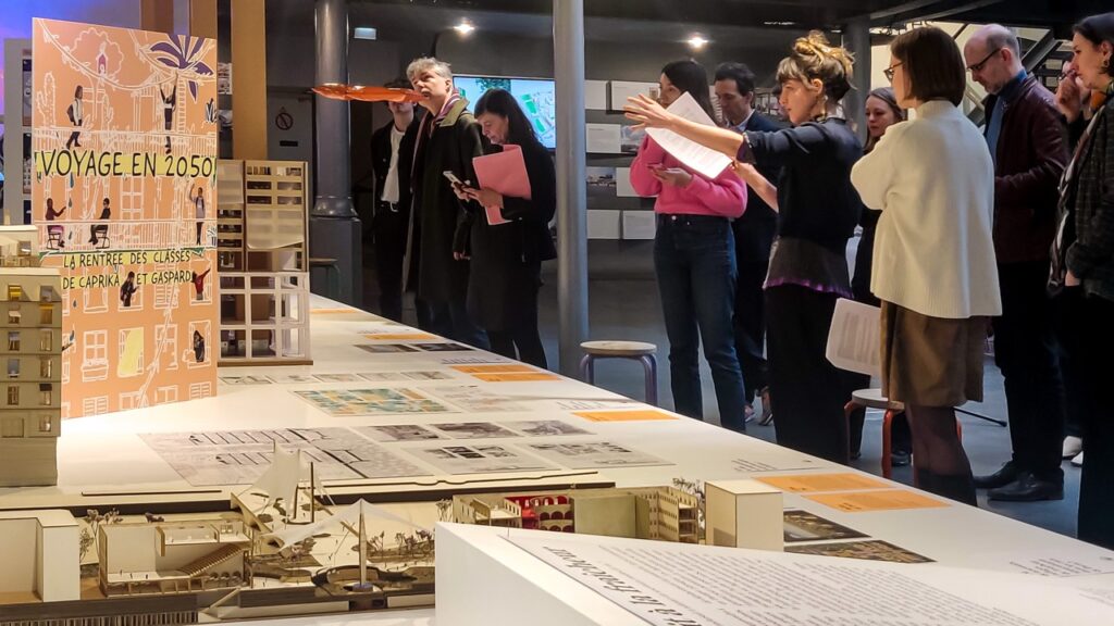 L’exposition au Pavillon de l’Arsenal présentait au grand public les visions imaginées par les participant(e)s à Vers Paris 2050.