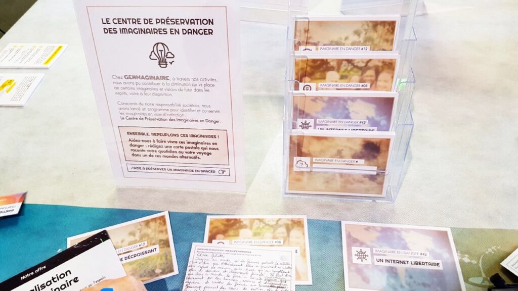 Une fois sa fictionnalité dévoilée, l’expérience de Germaginaire invitait les visiteuses et visiteurs à rédiger une carte postale racontant leur quotidien dans un monde où des imaginaires — aujourd’hui en voie de disparition — seraient devenus la norme.