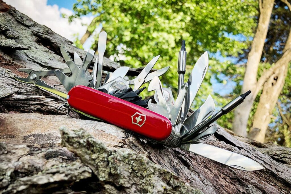 La métaphore du couteau suisse, souvent utilisée pour désigner un produit - une organisation ou une personne - aux nombreuses fonctionnalités, utile et polyvalent.