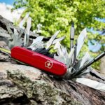 La métaphore du couteau suisse, souvent utilisée pour désigner un produit - une organisation ou une personne - aux nombreuses fonctionnalités, utile et polyvalent.