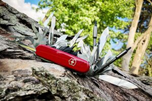 La métaphore du couteau suisse, souvent utilisée pour désigner un produit - une organisation ou une personne - aux nombreuses fonctionnalités, utile et polyvalent.