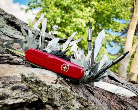 La métaphore du couteau suisse, souvent utilisée pour désigner un produit - une organisation ou une personne - aux nombreuses fonctionnalités, utile et polyvalent.