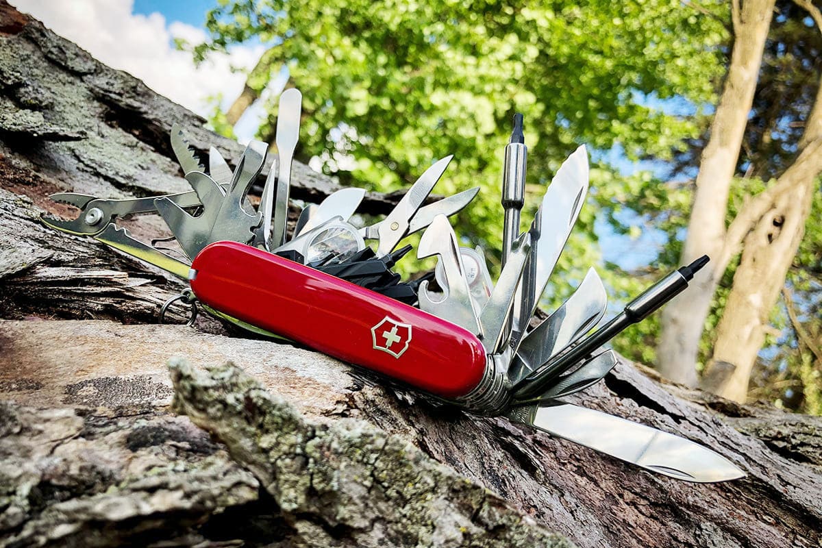 La métaphore du couteau suisse, souvent utilisée pour désigner un produit - une organisation ou une personne - aux nombreuses fonctionnalités, utile et polyvalent.