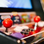 Manettes rouges de jeu d'arcade