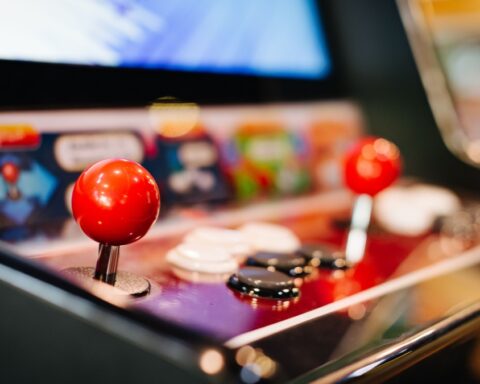 Manettes rouges de jeu d'arcade